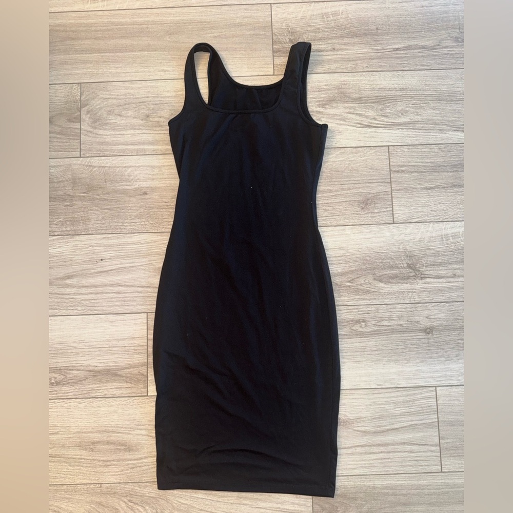 Elegant Black Midi Sleeveless Dress - Picture 2 of 3